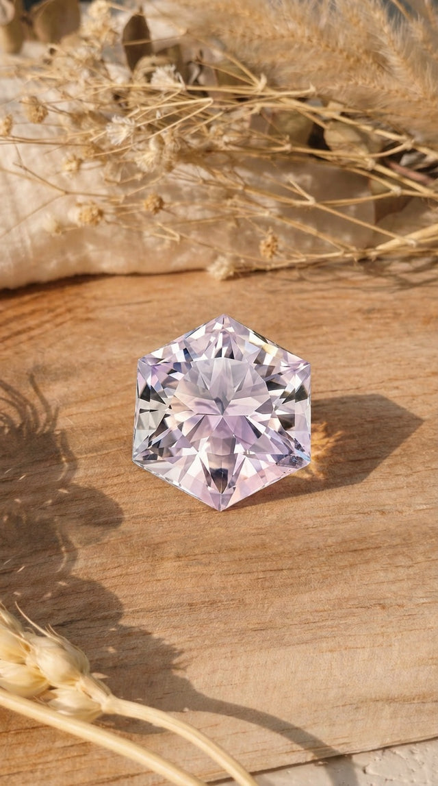 Améthyste naturelle facettée taille hexagonale de 28.55 carats réalisée par Malisa Bijoux