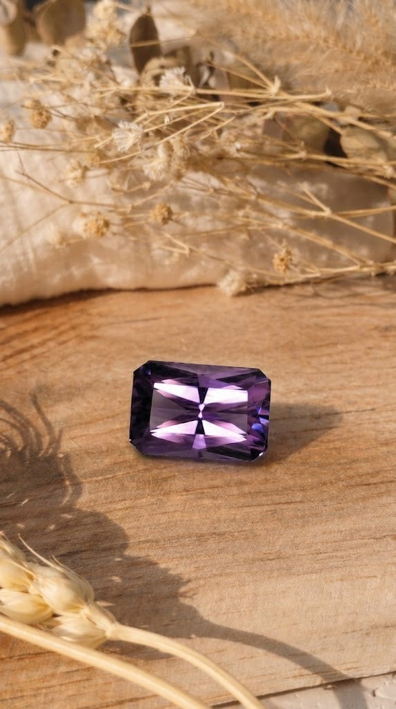 Améthyste naturelle de 3.84 ct taille rectangle réalisée par Malisa Bijoux