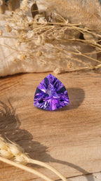 Améthyste naturelle facettée taille trillion de 7.60 carats réalisée par Malisa Bijoux