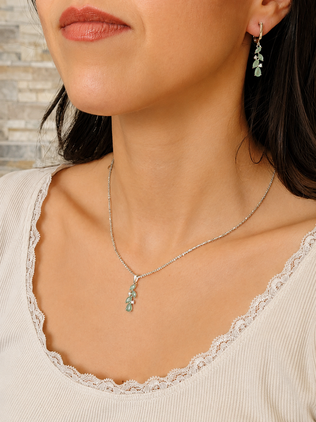 Boucles d’oreilles en argent 925 rhodié avec aventurine verte portées