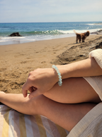 Bracelet en aigue-marine naturelle 8 mm porté au poignet en bord de mer