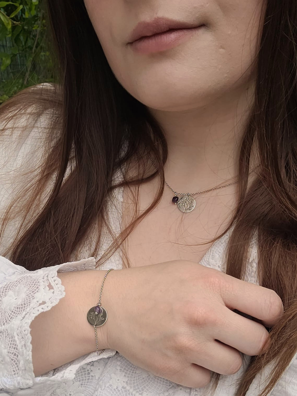Bracelet en argent 925 avec améthyste brute porté au poignet