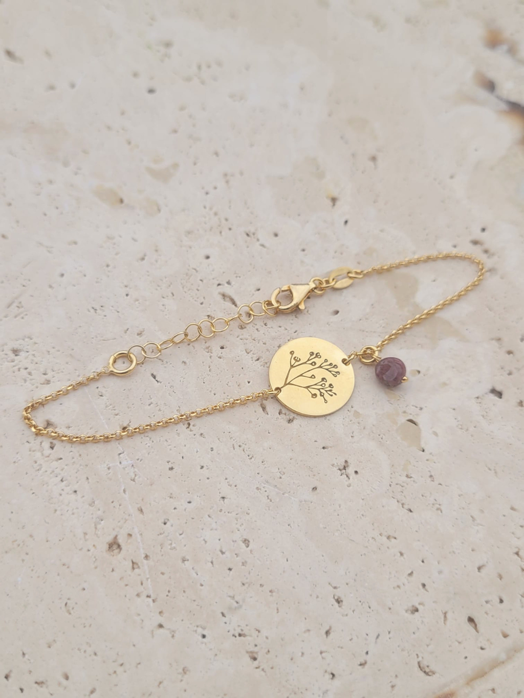 Bracelet en argent 925 doré avec tourmaline rose brute et médaillon feuillage