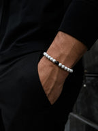 Bracelet Éclipse Lumière en howlite naturelle et pierre de lave noire porté au poignet