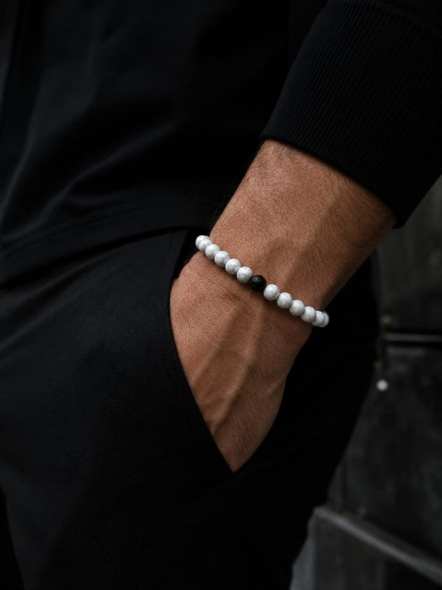 Bracelet Éclipse Lumière en howlite naturelle et pierre de lave noire porté au poignet