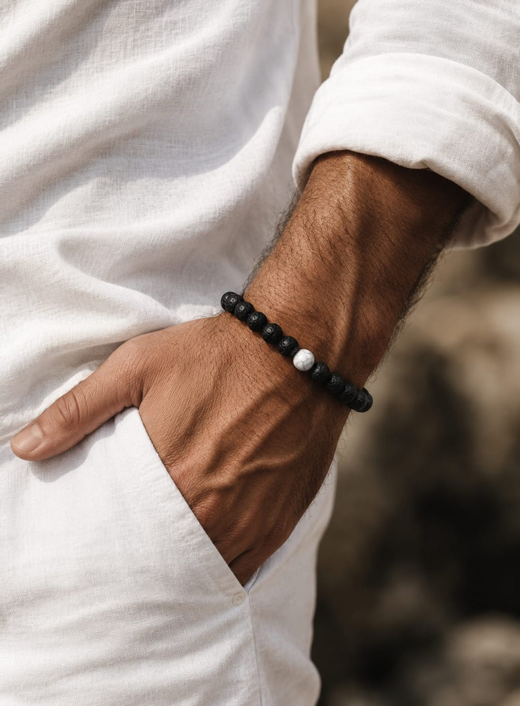 Bracelet Eclipse Ombre en pierre de lave naturelle et howlite blanche 8 mm porté au poignet