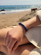 Bracelet en lapis-lazuli naturel 8 mm porté au poignet en bord de mer