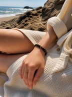 Bracelet en œil de faucon naturel 8 mm porté au poignet en bord de mer