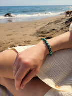 Bracelet en turquoise africaine naturelle 8 mm porté au poignet en bord de mer