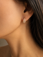 Clous d’oreilles en argent 925 doré avec quartz rose en forme de goutte portés