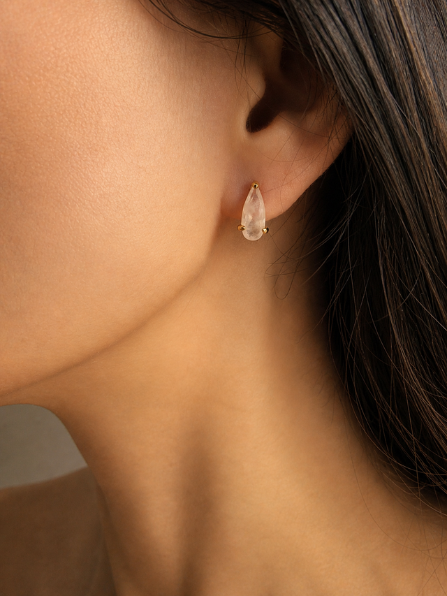 Clous d’oreilles en argent 925 doré avec quartz rose en forme de goutte portés