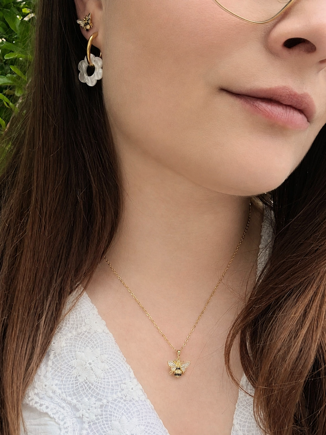 Collier abeille en argent 925 doré porté autour du cou