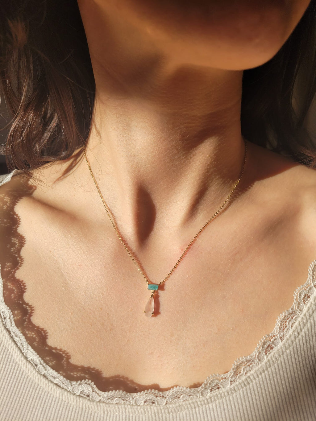 Collier en argent 925 doré avec amazonite et quartz rose porté autour du cou