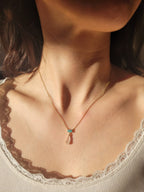 Collier en argent 925 doré avec amazonite et quartz rose porté autour du cou