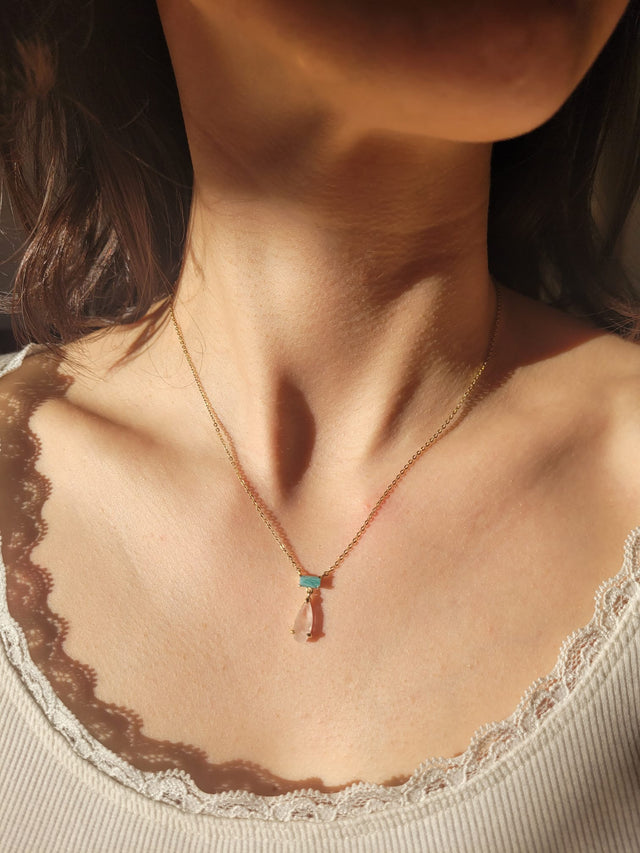Collier en argent 925 doré avec amazonite et quartz rose porté autour du cou