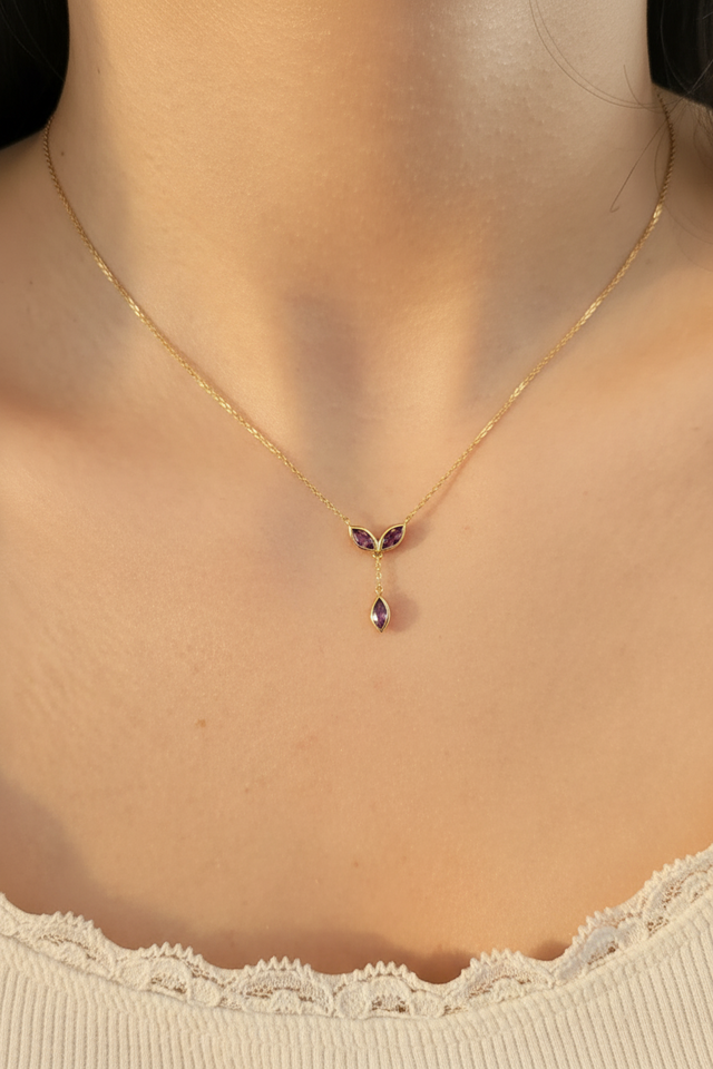 Collier en argent 925 doré avec améthystes naturelles porté autour du cou