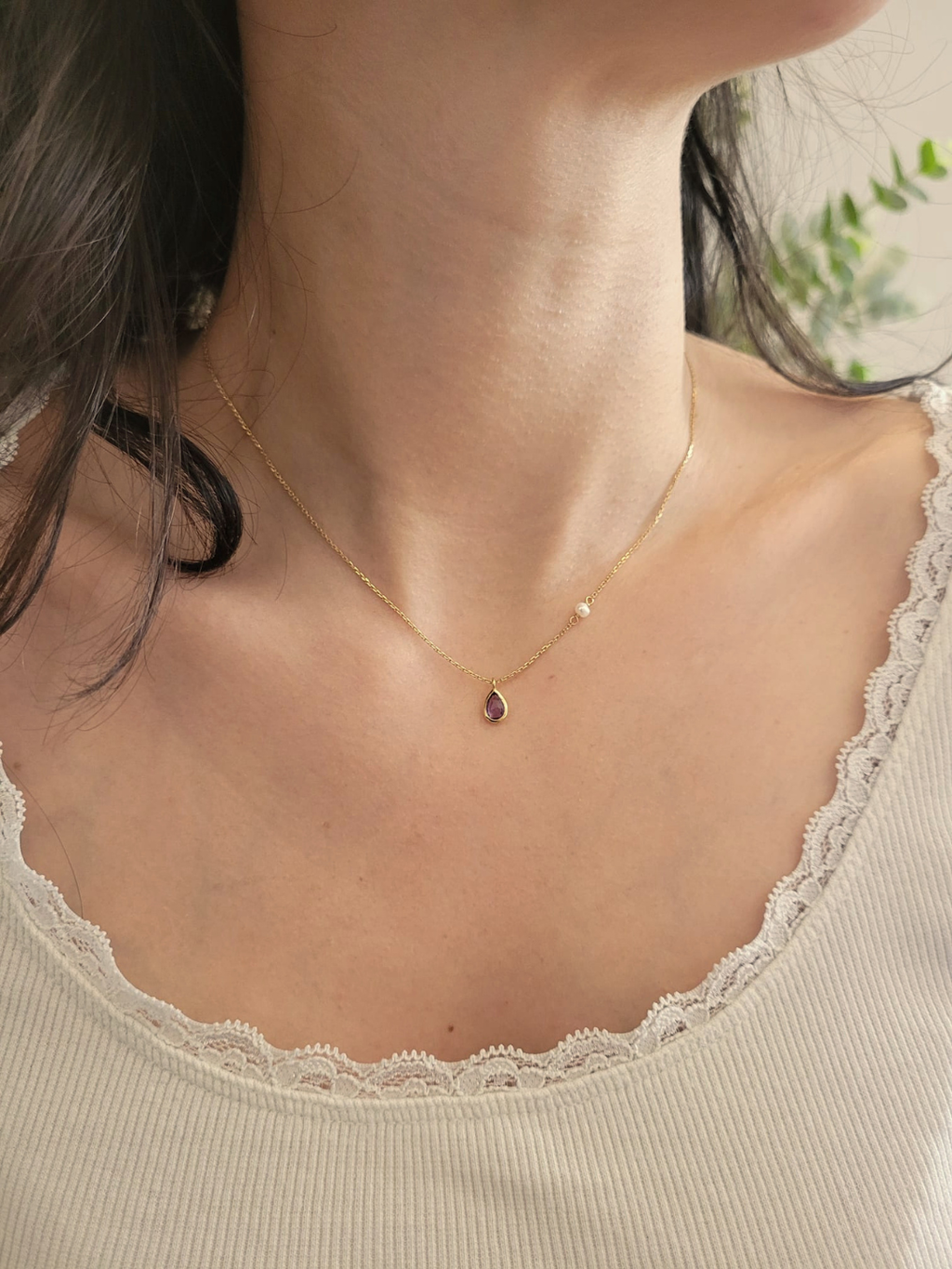 Collier en argent 925 doré avec améthyste naturelle porté autour du cou