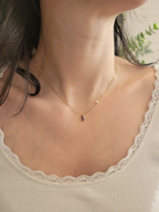 Collier en argent 925 doré avec améthyste naturelle porté autour du cou