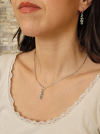 Collier en argent 925 avec aventurine verte porté autour du cou