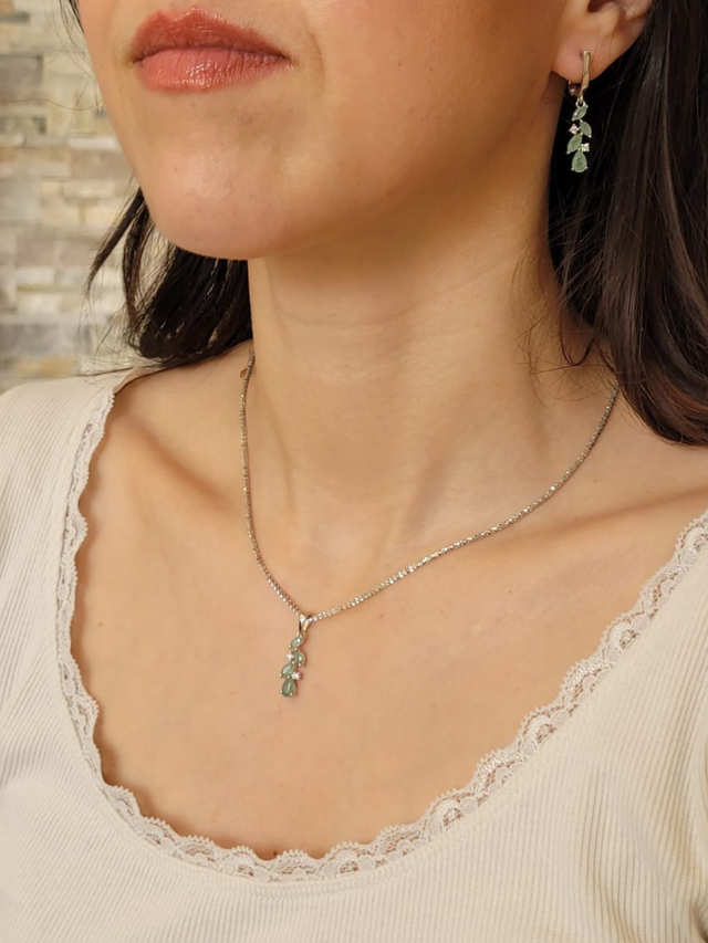 Collier en argent 925 avec aventurine verte porté autour du cou