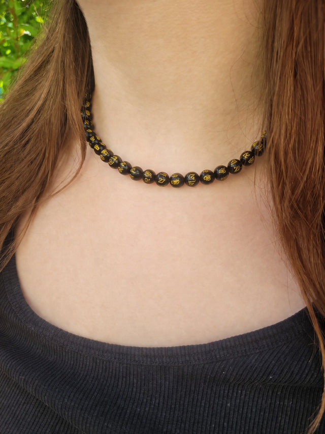 Collier en perles d’obsidienne gravée dorée naturelle 8 mm