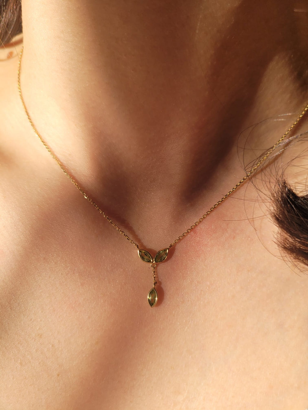 Collier en argent 925 doré avec péridot naturel porté autour du cou