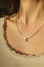 Collier en argent 925 avec quartz rose naturel porté autour du cou