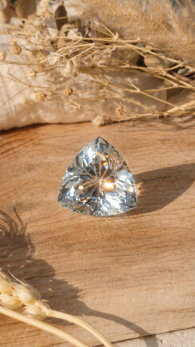 Cristal de roche naturel facetté taille trillion de 5.64 carats réalisé par Malisa Bijoux