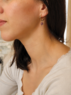 Demi-créoles en argent 925 doré avec tourmaline rose portées