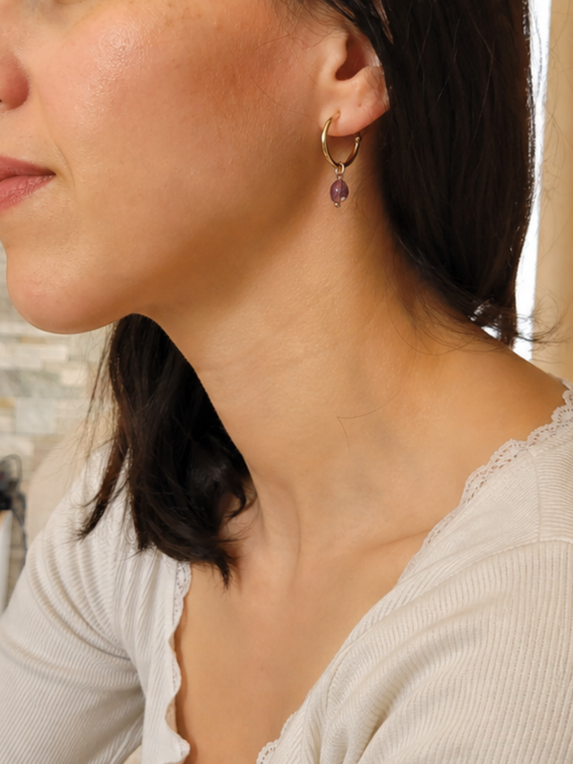 Demi-créoles en argent 925 doré avec tourmaline rose portées