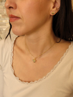 Puces d’oreilles abeille en argent 925 doré portées